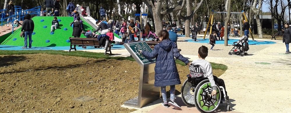 Tutti a bordo! in piazzale Fellini