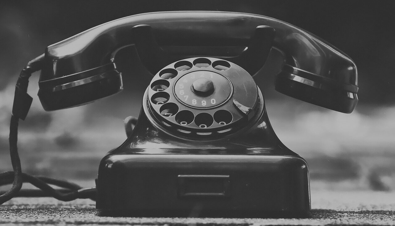 Un vecchio telefono fisso a rotella