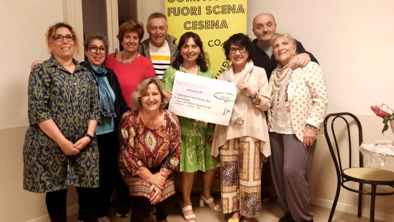Foto raffigurante insieme di persone sorridenti in posa.