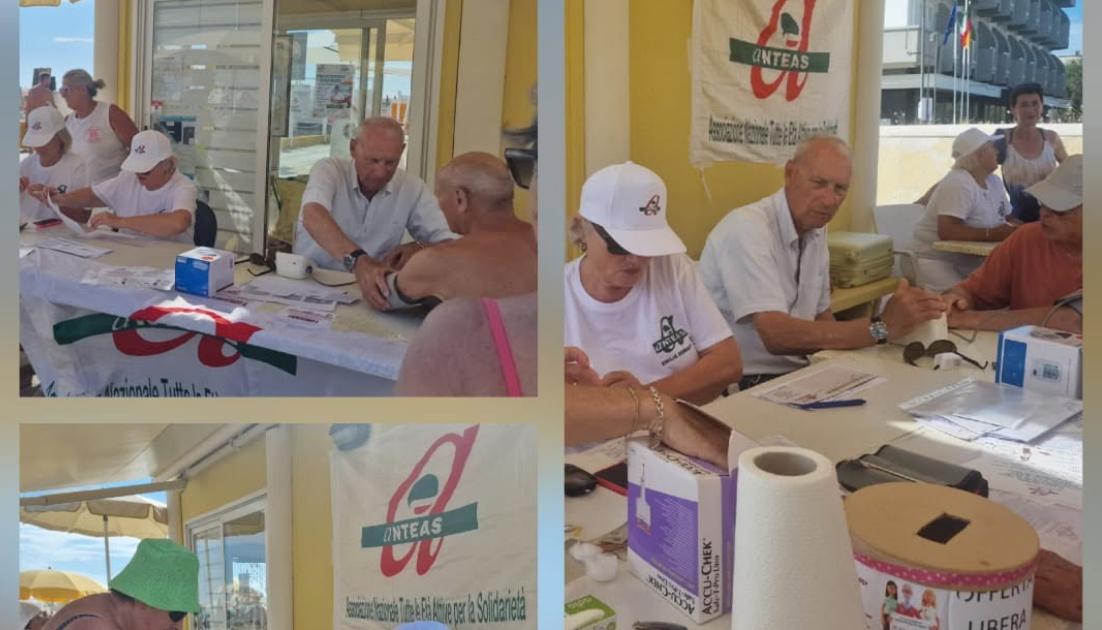 I volontari di Anteas Rimini mente offrono un servizio gratuito di controllo dei parametri vitali in spiaggia