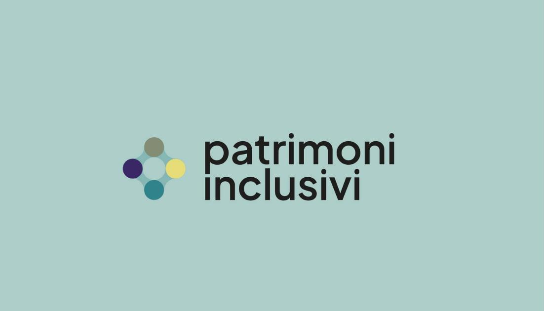 il-canto-delle-sirene (1) Logo progetto Patrimoni inclusivi con scritta nera su sfondo azzurro e abbraccio tra omini stilizzato