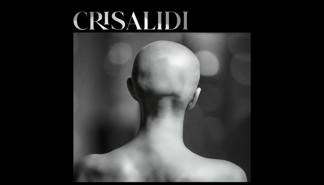 crisalidei-mostra Particolare locandina mostra, foto di donna di spalle e calva in bianco e nero su sfondo nero