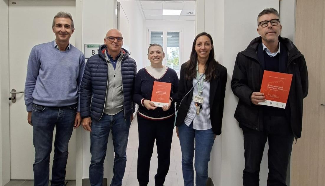 inaugurazione-sportello-ads-bellaria Nella foto, in ordine da sinistra: Eddi Pagliarani, coordinatore CAU Santarcangelo e Bellaria, Ivan Monticelli, assessore al Welfare Comune di Bellaria, Simona D'Alonzo VolontaRomagna, Agnese Orsi, responsabile Case della Comunità di Rimini e Maurizio Maggioni, co-direttore VolontaRomagna sede di Rimini