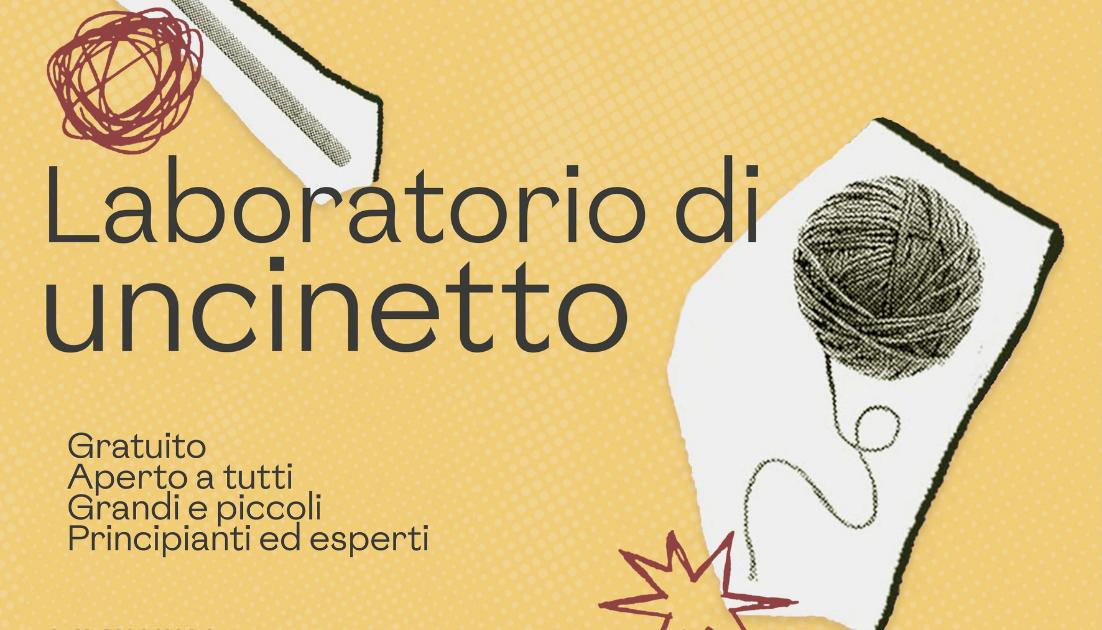 laboratorio-unicinetto-poggio-torriana Particolare locandina laboratorio di uncinetto su sfondo sabbia e due gomitoli stilizzati